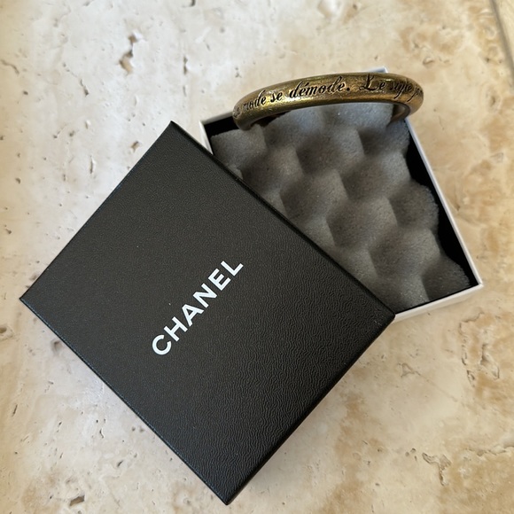 Hard to find CHANEL 2007 "La mode se démode, le style jamais" bracelet w box - Picture 2 of 7